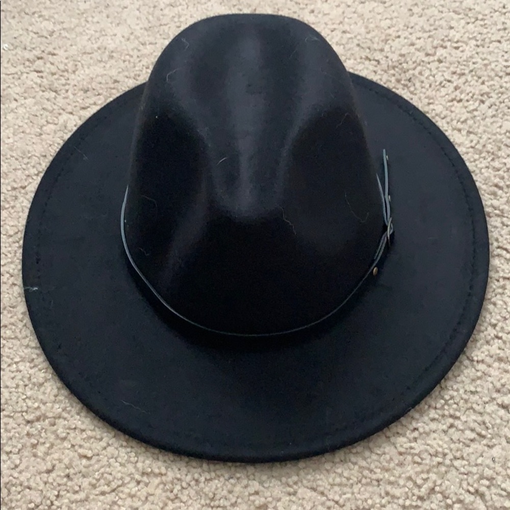 Wide brim hat